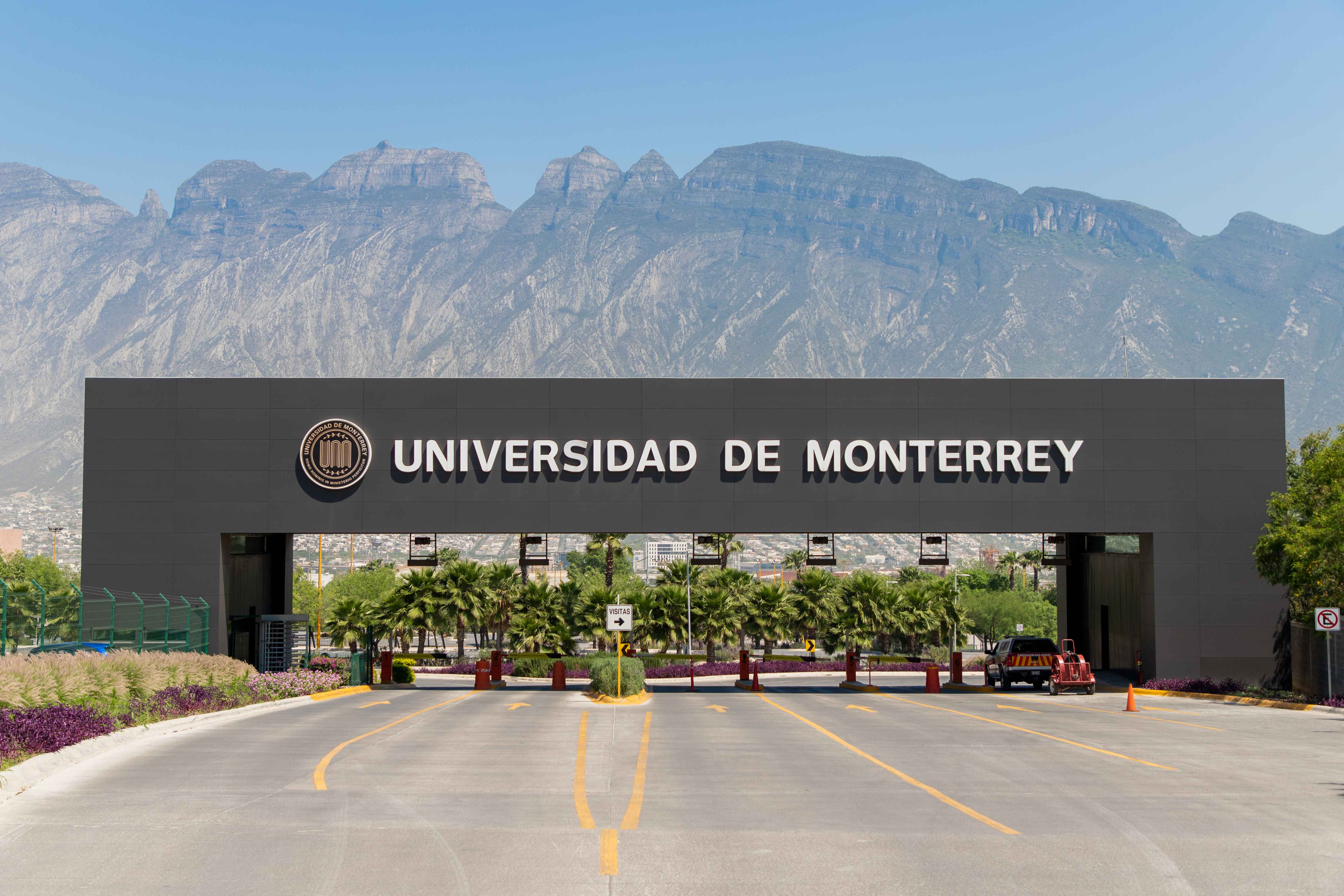 Entrada do Campus da UDEM.